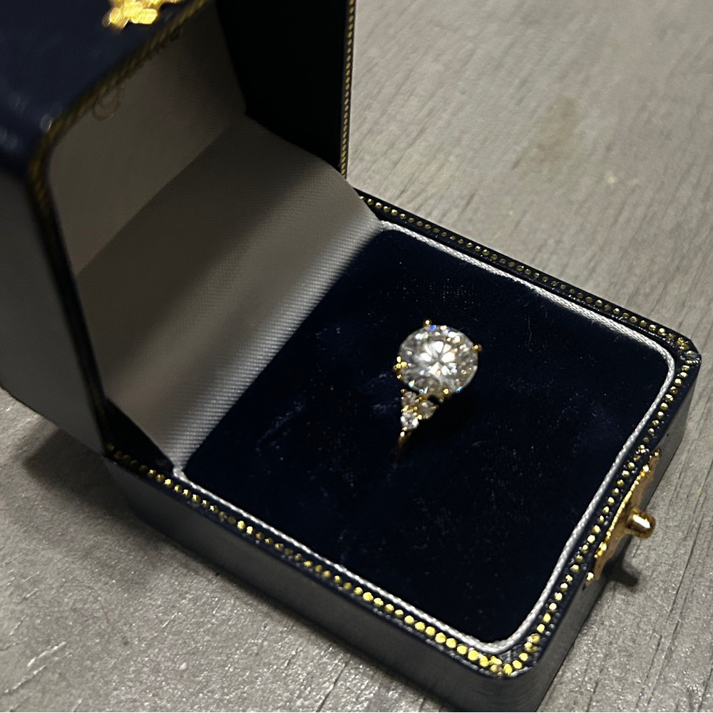 3 Carat Moissanite ring with Sparkling Clear Stone - Picture 5 of 11